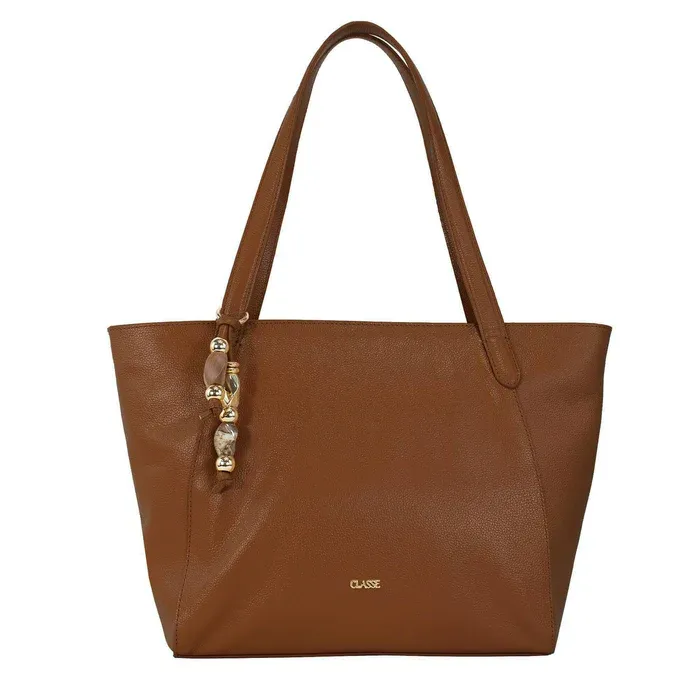 Bolsa shopping bag em couro caramelo com alças longas e detalhes dourados, vista frontal com textura lisa e acabamento sofisticado